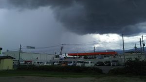 ゲリラ豪雨で 近藤モータース 山梨県甲府市の中古車販売店